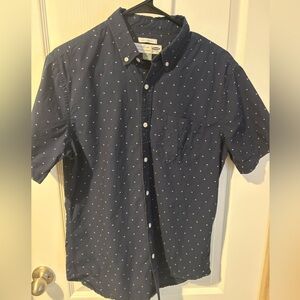 Old Navy size medium classic shirt button down shortsleeved.